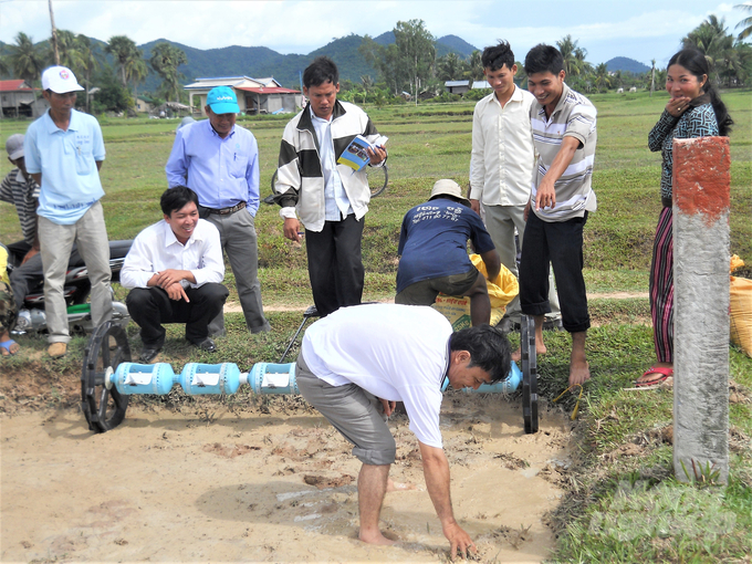 Để giúp ngành nông nghiệp tỉnh Kampot, thành phố Kep và nông dân trồng lúa, ngoài cử cán bộ khuyến nông sang tập huấn kỹ thuật, tỉnh Kiên Giang còn hỗ trợ lúa giống, phân bón, thuốc bảo vệ thực vật, dụng cụ sạ hàng, máy phun thuốc. Ảnh: NVCC.