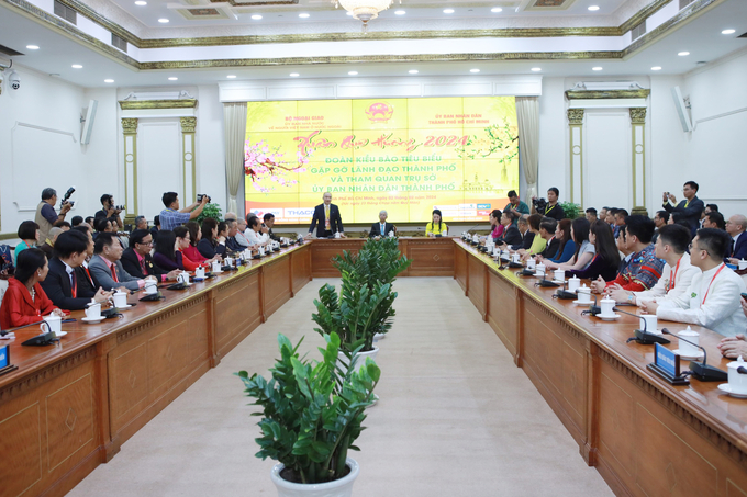 Phó Chủ tịch UBND TP.HCM Võ Văn Hoan đã có buổi gặp mặt 100 kiều bào tiêu biểu sáng 2/2. Ảnh: Nguyệt Nhi.