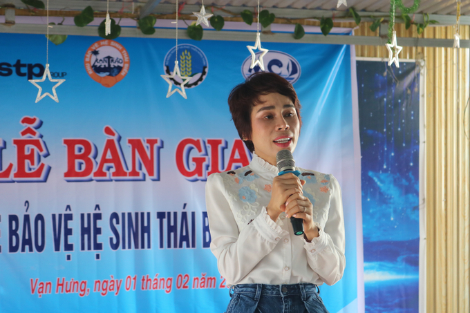 Bà Nguyễn Thị Hải Bình, Tổng Giám đốc Công ty STP Group cảm thấy hạnh phúc khi chung tay với Tổ cộng đồng ở Rạn Trào. Ảnh: KS.