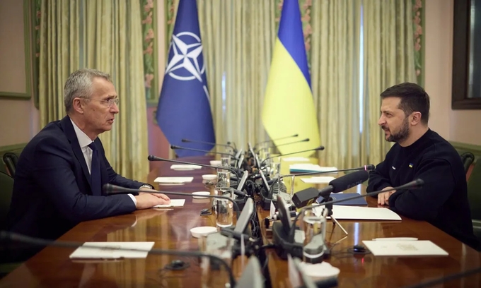 Tổng thư ký NATO Jens Stoltenberg và Tổng thống Ukraine Volodymyr Zelensky họp tại Kiev, Ukraine hồi tháng 4/2023. Ảnh: AP