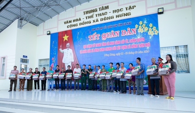 Phân Bón Cà Mau phối hợp cùng Bộ Chỉ huy Quân sự tỉnh Cà Mau tổ chức trao tặng quà Tết cho bà con huyện Cái Nước.