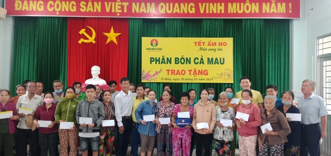 Phân Bón Cà Mau trao quà đến bà con nghèo quận Ô Môn, Cần Thơ.