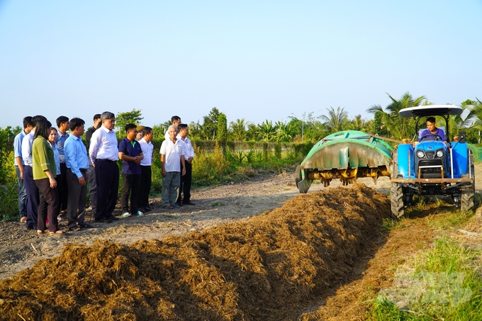 Thứ trưởng Bộ NN-PTNT Trần Thanh Nam tham quan thực tế mô hình sản xuất phân bón hữu cơ từ rơm rạ tại Hợp tác xã New Green Farm, quận Thốt Nốt, TP Cần Thơ. Ảnh: Kim Anh.