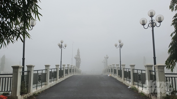 Một chiếc cầu như dẫn tới một không gian bảng lảng sương khói.