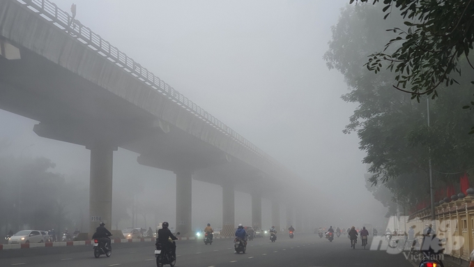 Đường sắt trên cao Nhổn - Ga Hà Nội đoạn đi qua quận Nam Từ Liêm như một kẻ mờ hun hút trong sương mù.