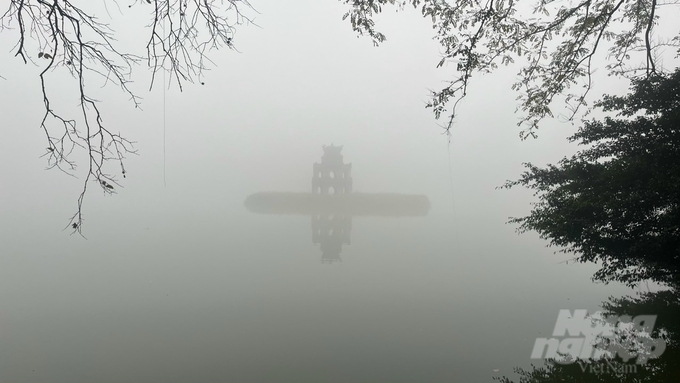 Tháp Rùa chìm trong sương sớm ngày 2/2. Ảnh: Cao Nhật.