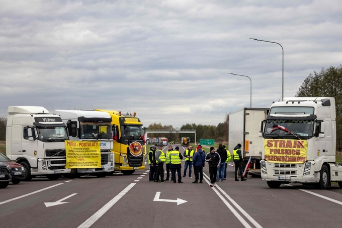 Các chủ công ty vận tải chặn lối vào cửa khẩu biên giới Ba Lan - Ukraine ở Dorohusk, Ba Lan hồi tháng 11/2023. Ảnh: AFP.