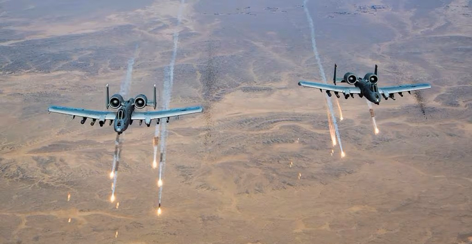 Hai chiếc cường kích A-10 Thunderbolt II của Không quân Mỹ. Ảnh: US Air Force.