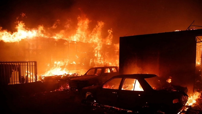 Nhà cửa và ô tô bị thiêu rụi trong vụ cháy rừng lan đến thành phố Vina del Mar, Chile hôm 3/2. Ảnh: RTE.