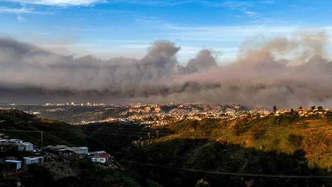 Khói đen bao trùm các thành phố du lịch ở miền Trung Chile, bao gồm Vina del Mar và Valparaiso, hôm 2/2. Ảnh: AFP.