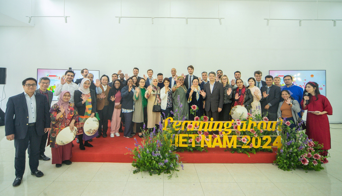 Tại đây, các đại biểu quốc tế có dịp trải nghiệm không gian đặc sắc văn hóa Tết Việt. Đại sứ và thành viên ngoại giao đoàn trong chương trình 'Ngày tìm hiểu về Việt Nam 2024'. Ảnh: Quang Anh.