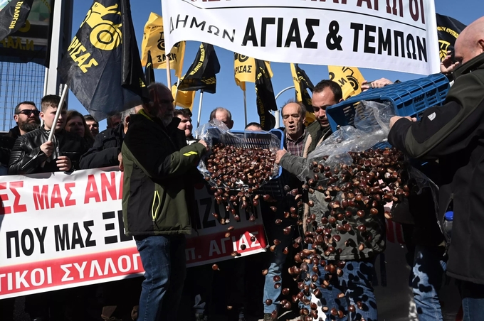 Khoảng 2.000 nông dân Hy Lạp biểu tình ở thành phố Thessaloniki hôm 3/2: Ảnh: AFP.