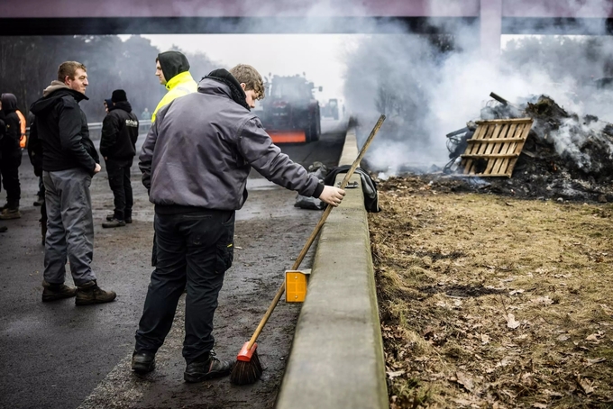 Nông dân biểu tình chặn biên giới Hà Lan - Bỉ hôm 3/2. Ảnh: AFP.