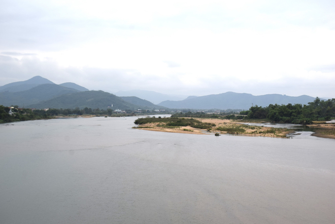 Đứng giữa cầu Kiên Mỹ, chiếc cầu nối thị trấn Phú Phong với xã Bình Thành (huyện Tây Sơn, Bình Định) nhìn bao quát quần thể núi Hoành Sơn. Ảnh: V.Đ.T.