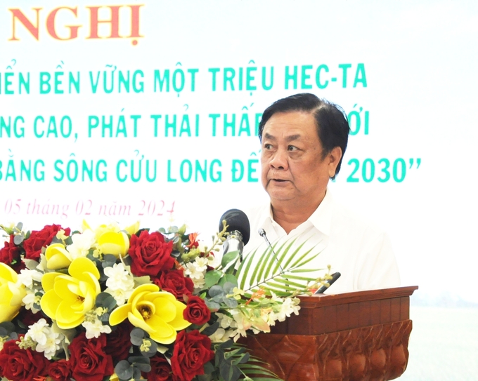 Bộ trưởng Bộ NN-PTNT Lê Minh Hoan phát biểu tại Hội nghị triển khai Đề án Phát triển bền vững 1 triệu ha lúa chuyên canh chất lượng cao, phát thải thấp gắn với tăng trưởng xanh vùng ĐBSCL đến năm 2023 tại Kiên Giang. Ảnh: Trung Chánh.