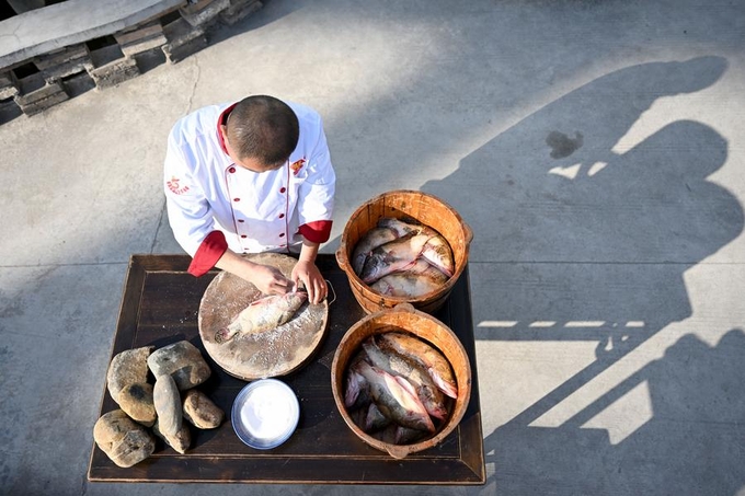 Một đầu bếp lên men cá quýt ở thành phố Hoàng Sơn, tỉnh An Huy, phía đông Trung Quốc. Ảnh: Tân Hoa Xã.