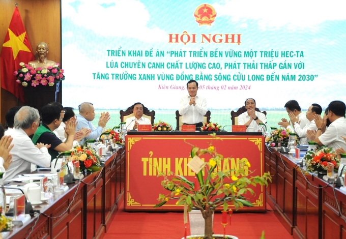 Phó Thủ tướng Chính phủ Trần Lưu Quang tham dự và chủ trì Hội nghị triển khai Đề án 'Phát triển bền vững 1 triệu ha lúa chuyên canh chất lượng cao, phát thải thấp gắn với tăng trưởng xanh vùng ĐBSCL đến năm 2030' tại Kiên Giang.