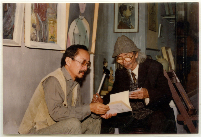 Nhạc sĩ Văn Cao và nhà nghiên cứu và phê bình nghệ thuật Thái Bá Vân chụp tại Triển lãm chân dung 1991.