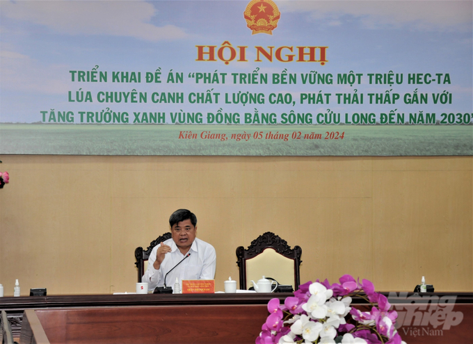 Thứ trưởng Trần Thanh Nam chủ trì hội nghị triển khai đề án 'Phát triển bền vững 1 triệu ha lúa chuyên canh chất lượng cao, phát thải thấp gắn với tăng trưởng xanh vùng ĐBSCL đến năm 2030'. Ảnh: Trung Chánh.