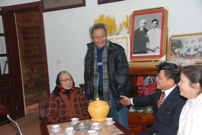 Bà vợ ông Kim Ngọc (ngoài cùng bên trái) và khách là các thành viên đoàn làm phim 'Bí thư tỉnh ủy'.