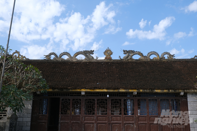 Họa tiết rồng trên mái đình làng đá Ninh Vân.
