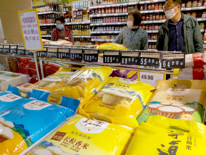 Gạo được bán tại một siêu thị ở Nghi Xương, tỉnh Hồ Bắc, Trung Quốc hồi tháng 4/2020. Ảnh: China Daily.