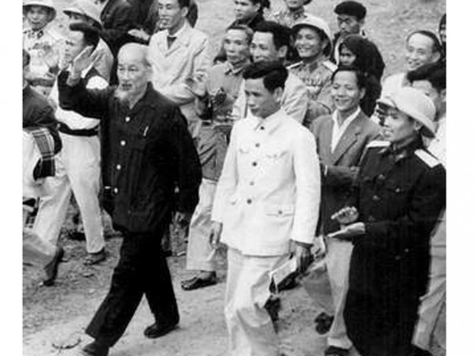 Ông Kim Ngọc (áo trắng, ở giữa) với Bác Hồ năm 1963.