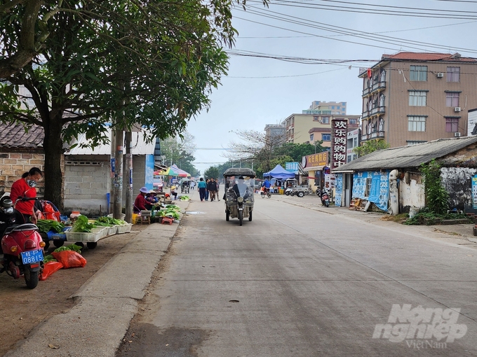 Một góc phố Vạn Vỹ với những sạp bán hàng vỉa hè như ở Việt Nam. Ảnh: Vũ Cường.