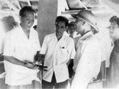 Ông Kim Ngọc (đội mũ) với Tổng Bí thư Lê Duẩn năm 1977.