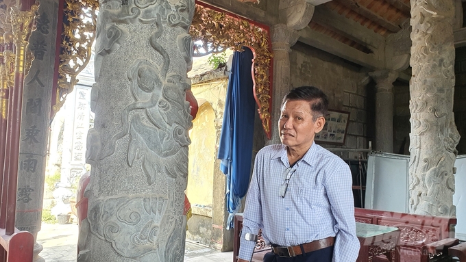 Nghệ nhân làng đá Ninh Vân Đỗ Quang Bình - 'tổng công trình sư' xây dựng đình làng với hàng cột bằng đá.