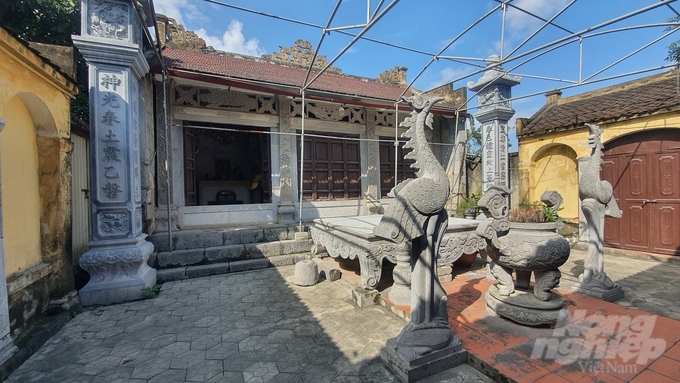 Khu hậu cung của đình làng cũng được xây dựng bằng những cột đá nguyên khối.