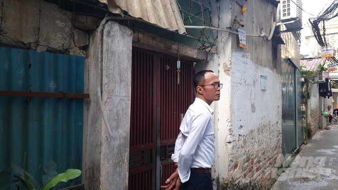 Bệnh nhân Mai Anh Tuấn có vẻ ngoài khắc khổ như một ông giáo làng, nhưng anh là người có thâm niên chạy thận lâu nhất ở xóm chạy thận Bạch Mai.