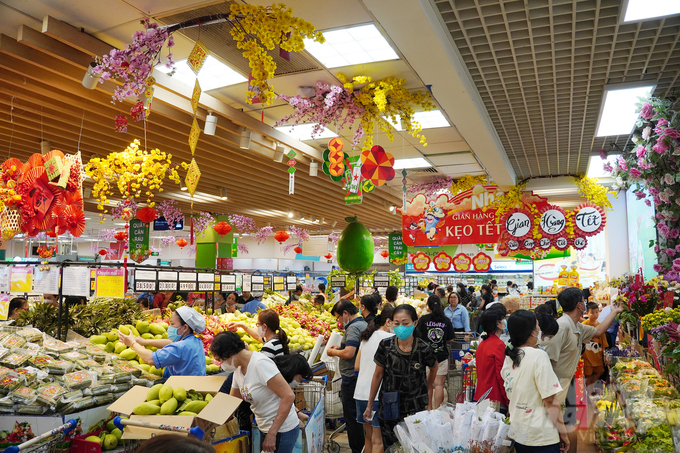 Ngay từ sáng sớm, người dân đến mua sắm tại siêu thị Co.op Mart Lý Thường Kiệt (quận 10) khá đông. Ảnh: Nguyễn Thủy.