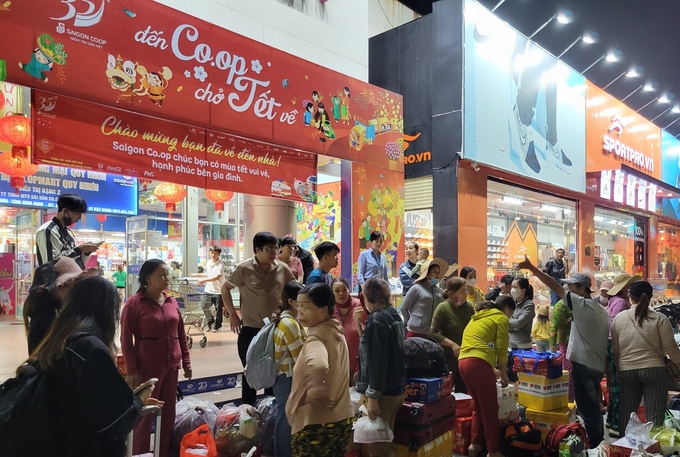Tối 5/2, Co.opmart Quy Nhơn (Bình Định) đã đón chuyến xe đầu tiên về đến thành phố biển. Ảnh: V.Đ.T.