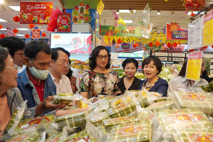 Thứ trưởng Bộ Công thương Phan Thị Thắng dẫn đầu đoàn công tác khảo sát tại siêu thị Co.op Mart Lý Thường Kiệt (quận 10). Ảnh: Nguyễn Thủy.
