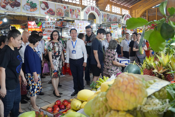 Mặt hàng trái cây với nhiều chủng loại được bày bán tại chợ Bến Thành. Ảnh: Nguyễn Thủy.