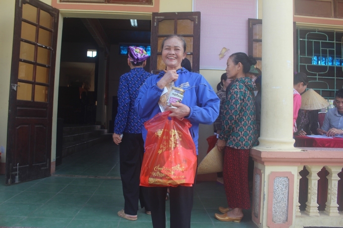 Bà con tại huyện Quỳnh Lưu, Nghệ An phấn khởi khi nhận được những phần quà thiết thực từ Nafoods Group cho mùa Tết 2024. Ảnh: NG.
