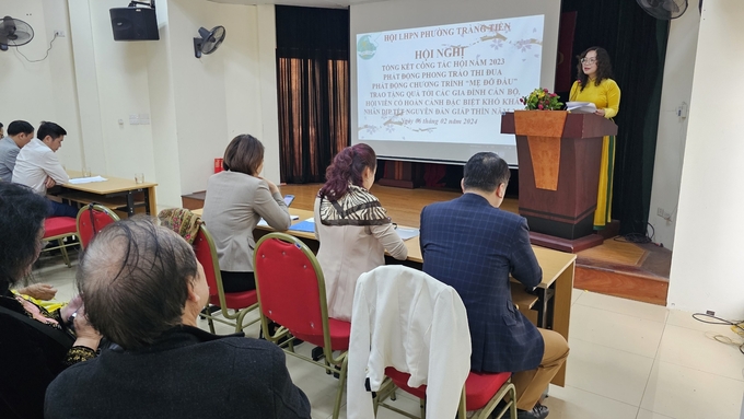 Bà Võ Quỳnh Anh báo cáo tóm tắt một số kết quả hoạt động của Hội Liên hiệp phụ nữ phường Tràng Tiền trong năm 2023. Ảnh: Bảo Thắng. 