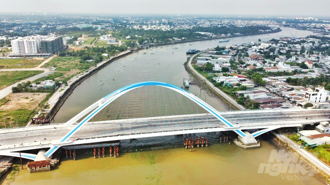 Cầu Trần Hoàng Na được khởi công xây dựng từ tháng 9/2020 và đã được thông xe kỹ thuật. Ảnh: Kim Anh.