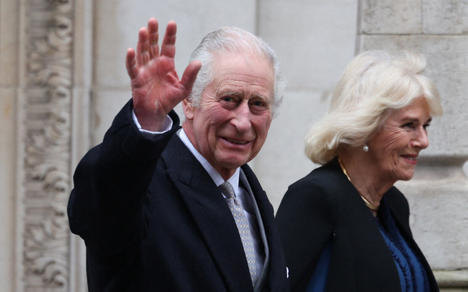 Vua Charles III vẫy tay chào khi rời Bệnh viện London cùng Vương hậu Camilla, tại London, Anh, hôm 29/1. Ảnh: AFP.