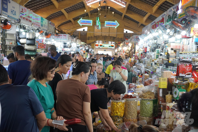 Người dân mua sắm mứt, kẹo chuẩn bị Tết tại chợ Bến Thành khá đông. Ảnh: Nguyễn Thủy.