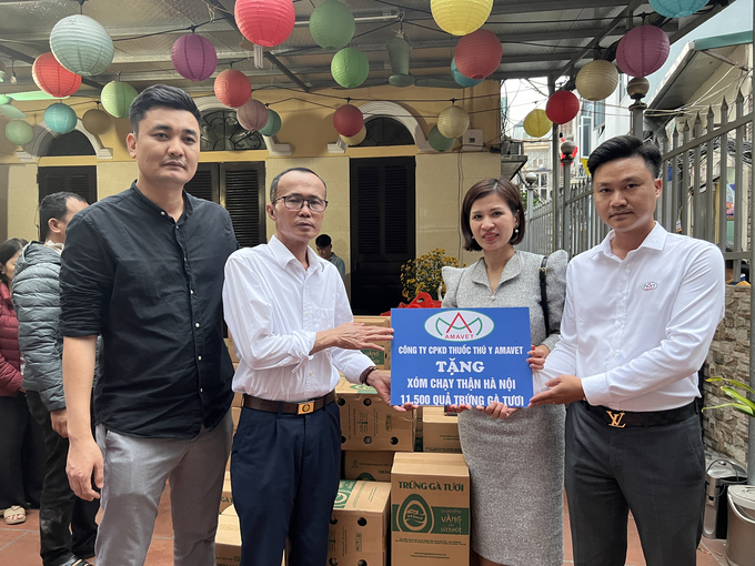 Đại diện Công ty Amavet, Công đoàn Báo Nông nghiệp Việt Nam, UBND phường Đồng Tâm trao tặng phần quà cho các bệnh nhân tại xóm chạy thận. Ảnh: Hùng Khang.