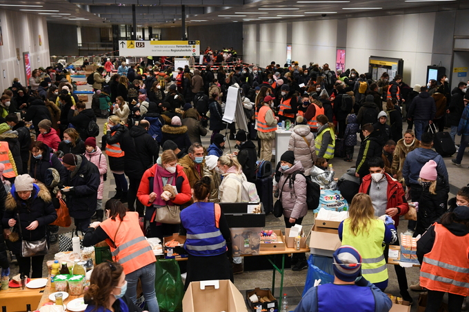 Các tình nguyện viên giúp đỡ những người tị nạn Ukraine tại nhà ga trung tâm Berlin, Đức, hồi tháng 3/2022. Ảnh: Reuters.