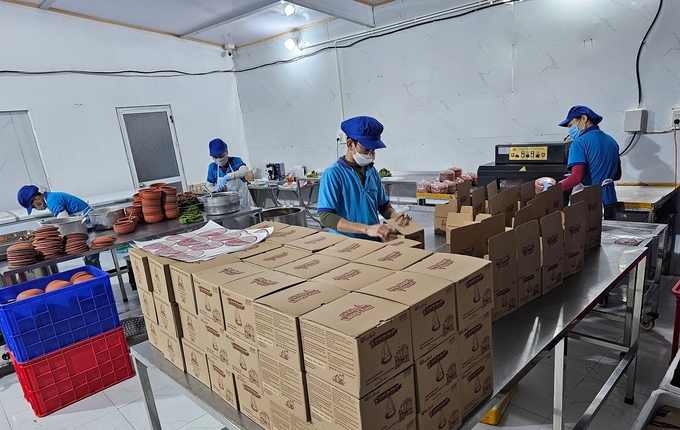 Công ty TNHH Thực phẩm Sovi đã vượt hơn 1.000 đơn hàng cá mòi kho so với dự kiến. Ảnh: Đinh Mười.