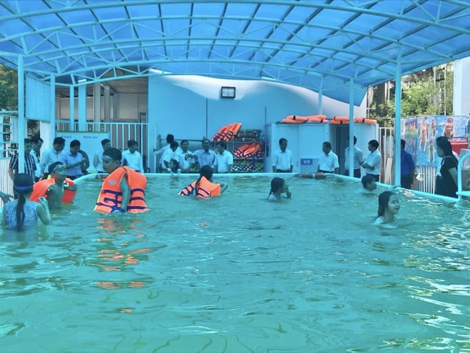Ngành GD-ĐT huyện Vĩnh Lợi mở nhiều lớp tập bơi cho các em học sinh tiểu học. Ảnh: Trọng Linh. 