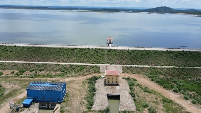Mênh mông hồ thủy lợi Ia Mơr tại huyện Chư Prông (tỉnh Gia Lai) với dung tích trữ hơn 177 triệu m3 nước. Ảnh: Tuấn Anh.