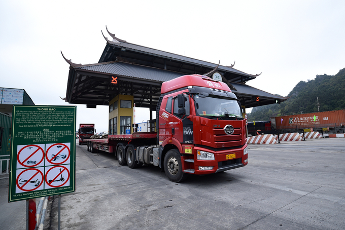Phương tiện xuất cảnh tại Cửa khẩu Quốc tế Hữu Nghị, Lạng Sơn. Ảnh: Tùng Đinh.