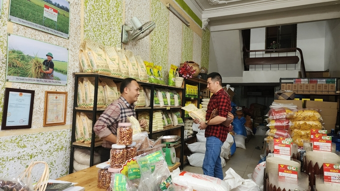 Công ty Cổ phần Hải Âu Việt gần như đã hết sạch các sét quà Tết là gạo ruộng rươi Kiến Quốc. Ảnh: Đinh Mười.