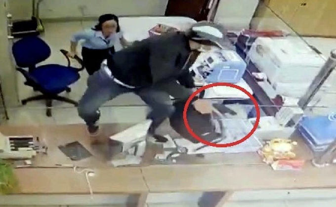 Người đàn ông dùng súng cướp ngân hàng tại Lâm Đồng.
