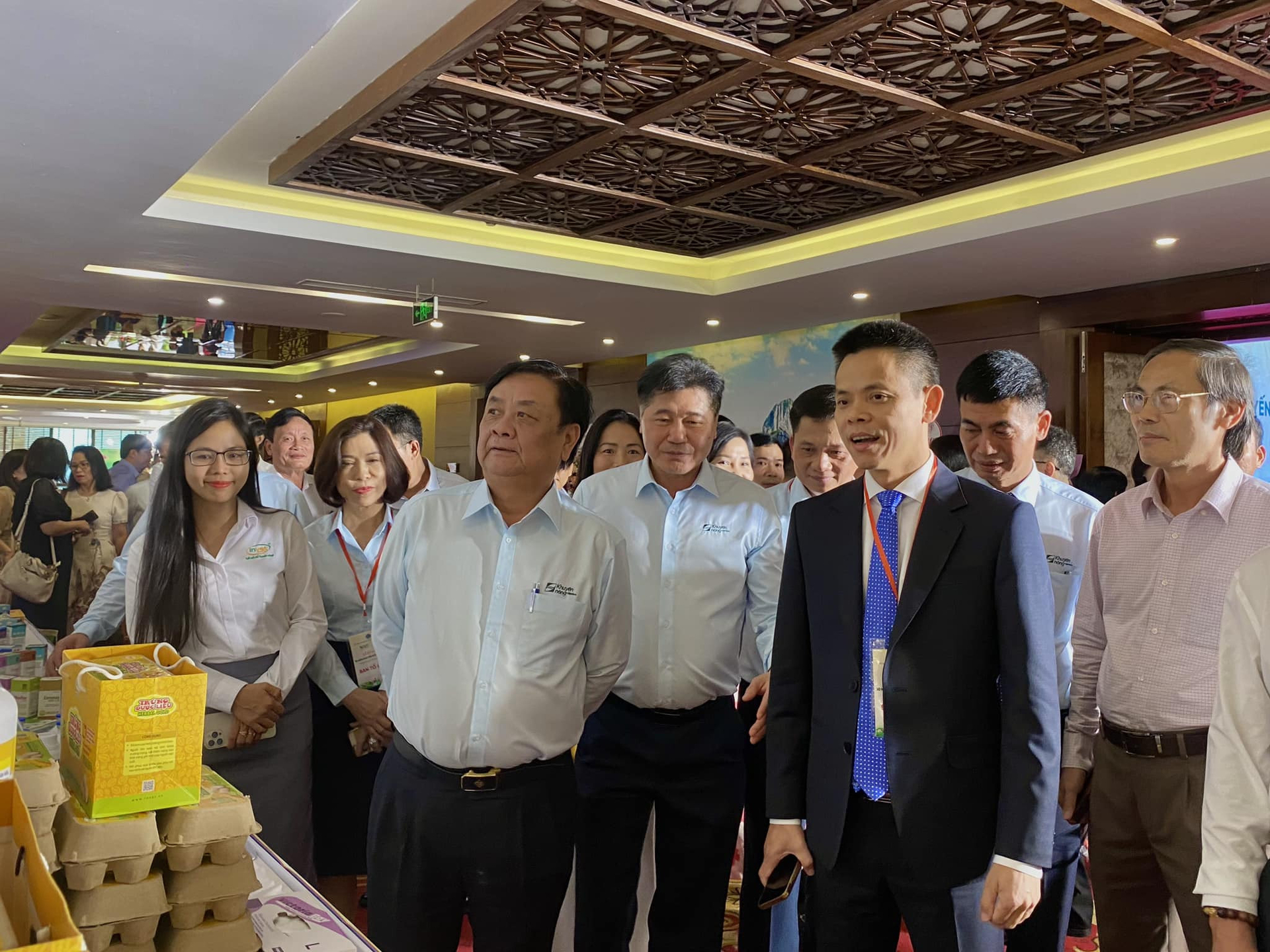 Bộ trưởng Bộ NN-PTNT Lê Minh Hoan tham quan gian hàng của INVET tại Lễ kỉ niệm 30 năm khuyến nông Việt Nam.